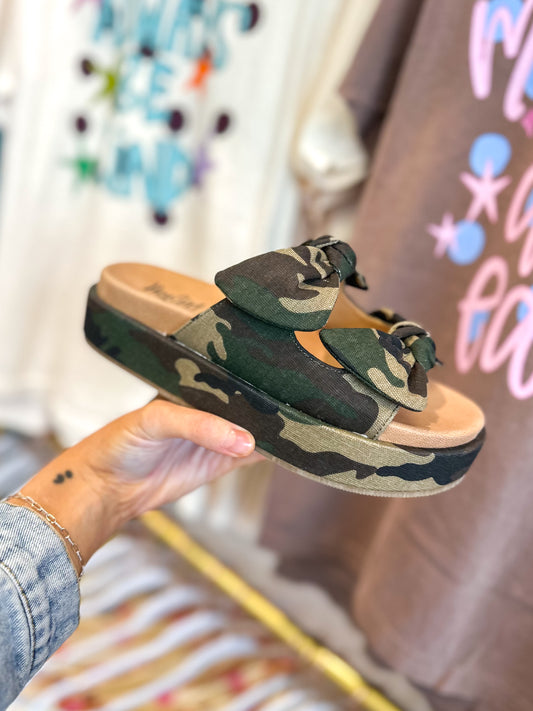 CORKY'S: Lil Bit Knotty Sandals - Camo